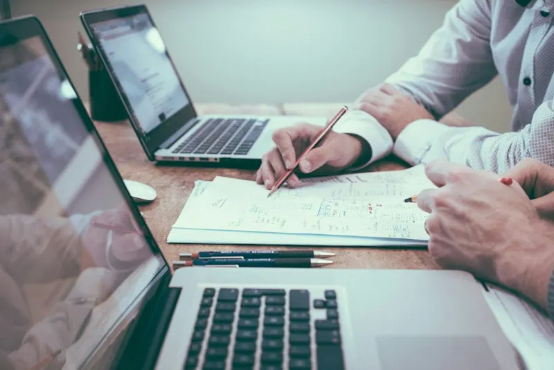Menschen arbeiten gemeinsam in einem moderierten Technologie-Workshop