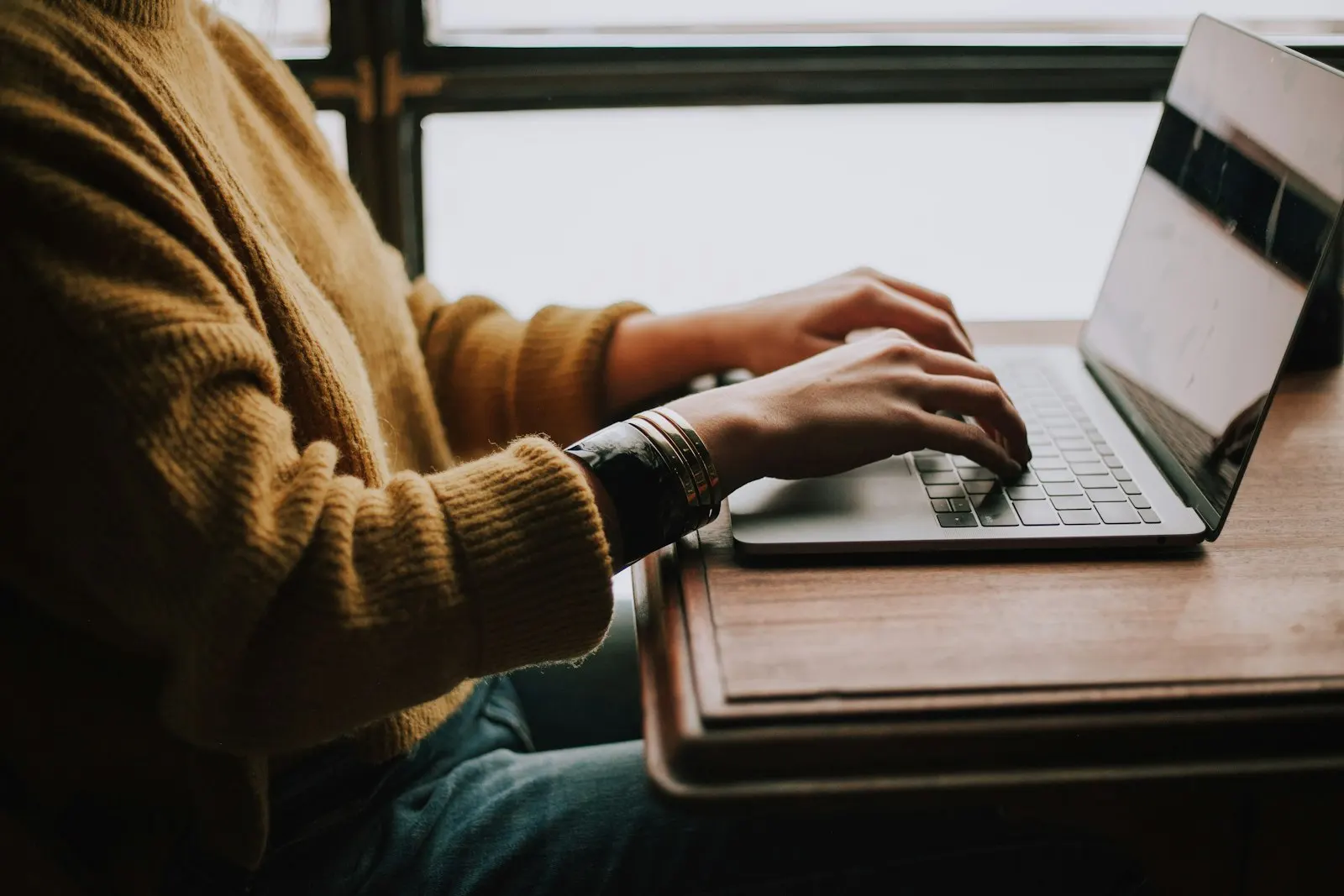 Menschen arbeiten gemeinsam in einem moderierten Technologie-Workshop