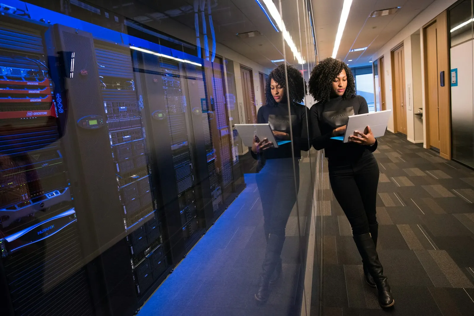 Menschen arbeiten gemeinsam in einem moderierten Technologie-Workshop